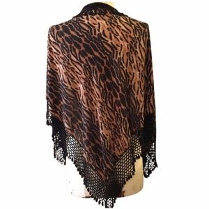 🦓🌟 Treasure Alert: Vintage-Style Beaded Animal Print Shawl 🦁👑